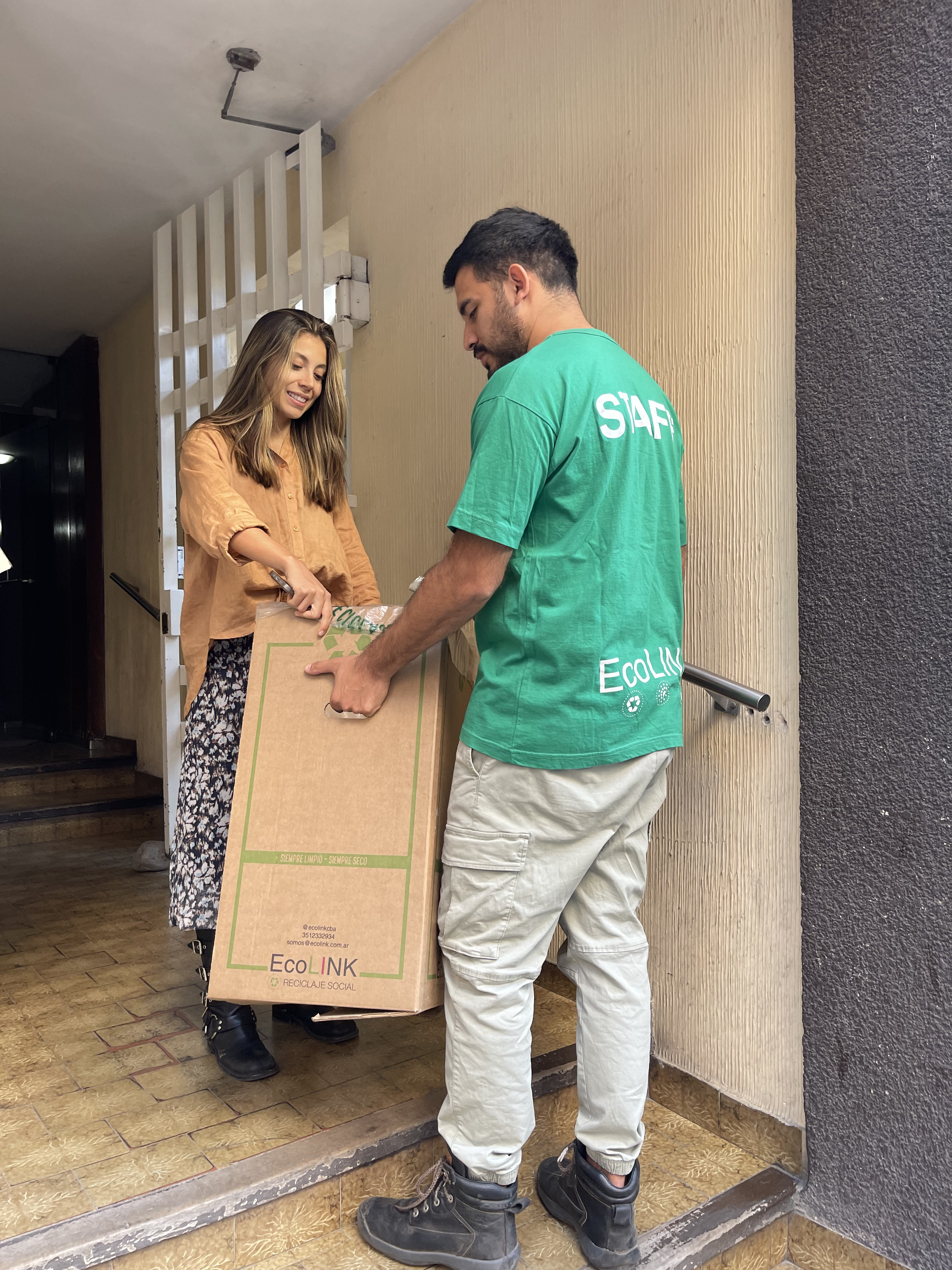 Familias reciclando con EcoLink